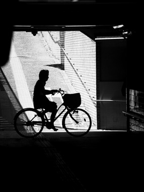 Femme en vélo